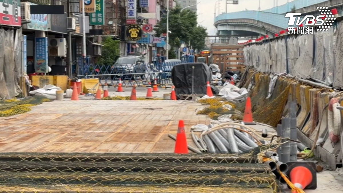 捷運環狀線新埔民生站地下道延宕5年成爛尾工程。(圖/TVBS)