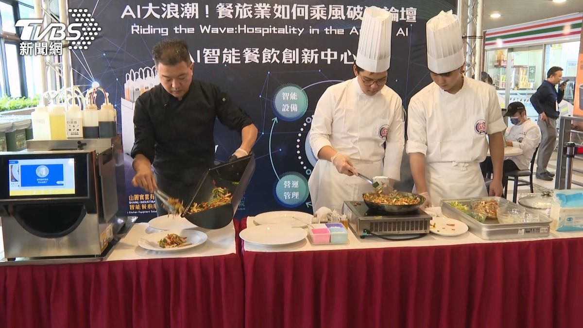客家小炒對決!AI機器人PK餐管系學生。(圖/TVBS)