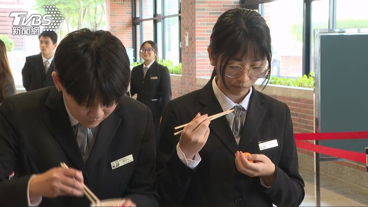 人類敗給機器!AI炒菜機7:6險勝學生。(圖/TVBS)