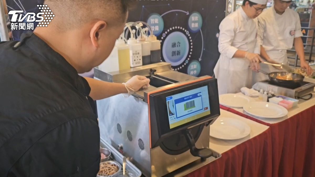 校方表示,學生必須學會應用自動化機器人,才能跟上AI浪潮。(圖/TVBS)