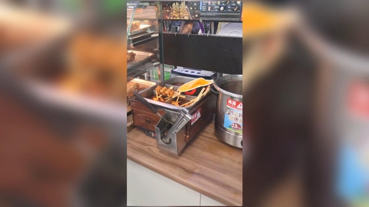 王男聲稱關東煮太辣不想買,最後將整碗關東煮倒回鍋中。(圖/民眾提供)