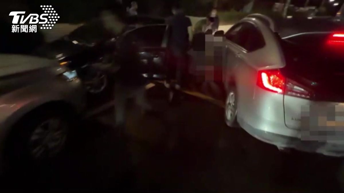 雲林警攔車破門!跨縣市詐團被逮 9人羈押。(圖/TVBS)