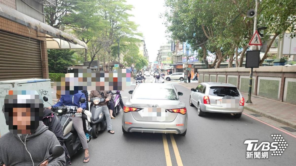 小客車逆向撞上女騎士。（圖／TVBS）