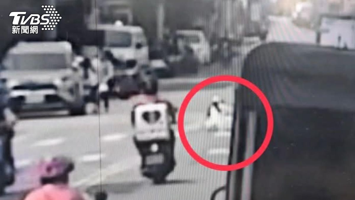帝王條款遇逆轉 女騎士綠燈撞人罰單被撤銷。(圖/民眾提供)