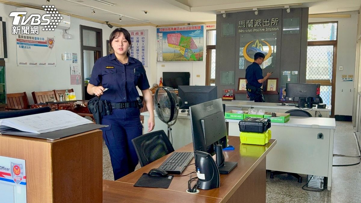 謝忻指出視訊警局內部有不少員警，但馬蘭所表示，通常員警忙碌，常不會全到齊在位子上。（圖／TVBS）
