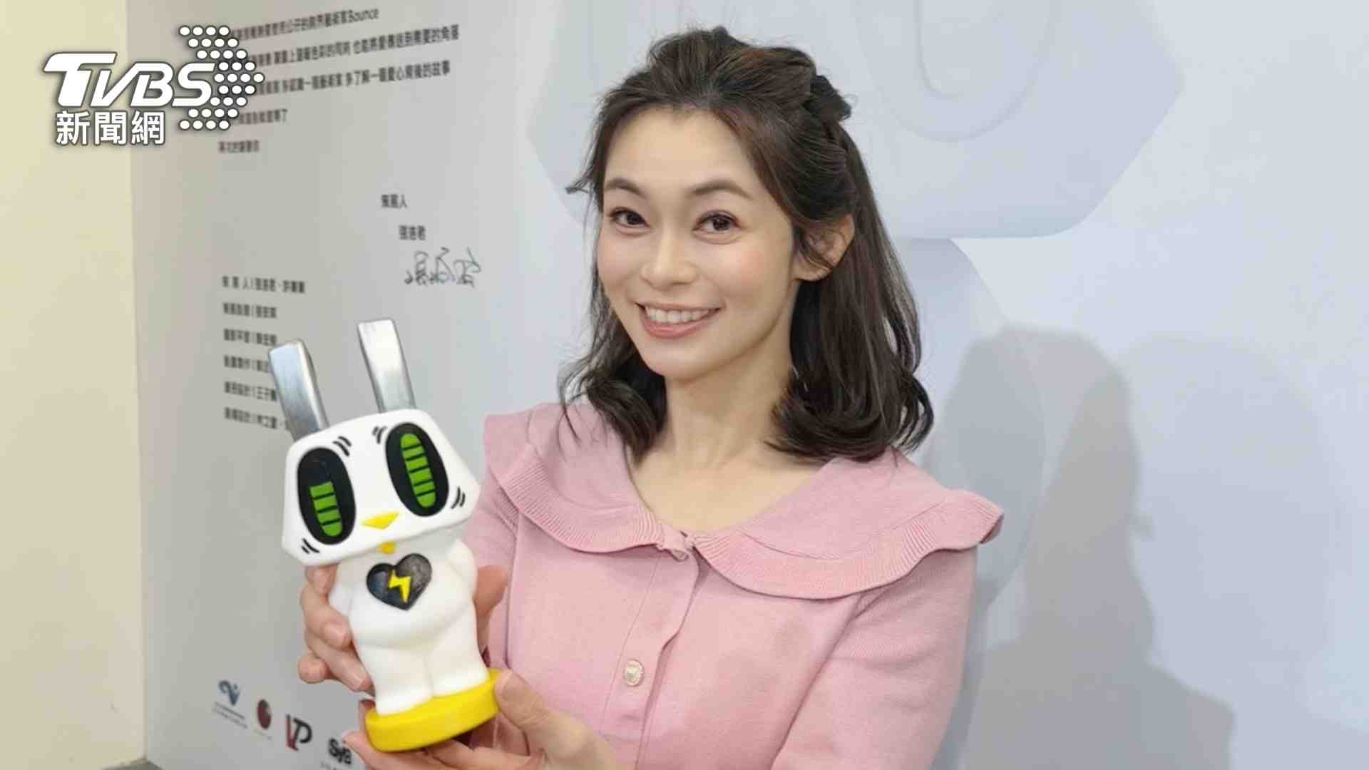 健康2.0主持人鄭凱云以公益創作響應「讓愛閃耀」專案。她的作品以「插頭」為意象，象徵人生難免遇到挫折或疲憊的時刻。(圖/TVBS)