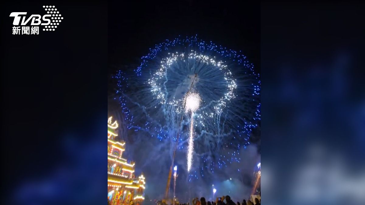 煙火秀開場即以七彩繽紛的光芒照亮夜空,現場還特別安排了360度震撼風火輪煙火秀,場面十分熱鬧。圖/翻攝Threads_jia.xuan_0211