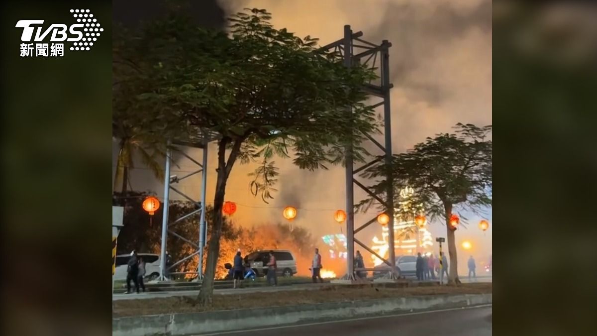 消防隊抵達現場時,火煙已有一層樓高,他們立即出動兩台消防車,總共三條水線進行滅火。圖/翻攝Threads__ps.111
