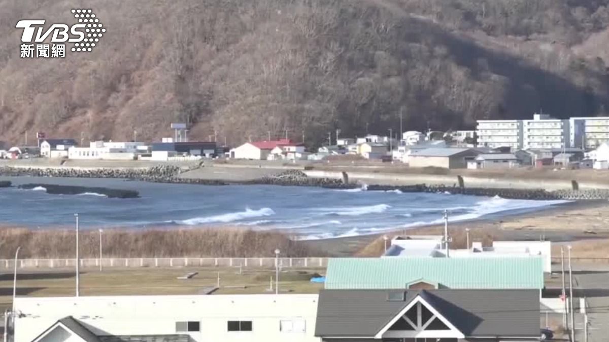 日本青森縣外海週五發生規模6.9地震，氣象廳一度發布海嘯注意報。（圖／達志影像路透社）