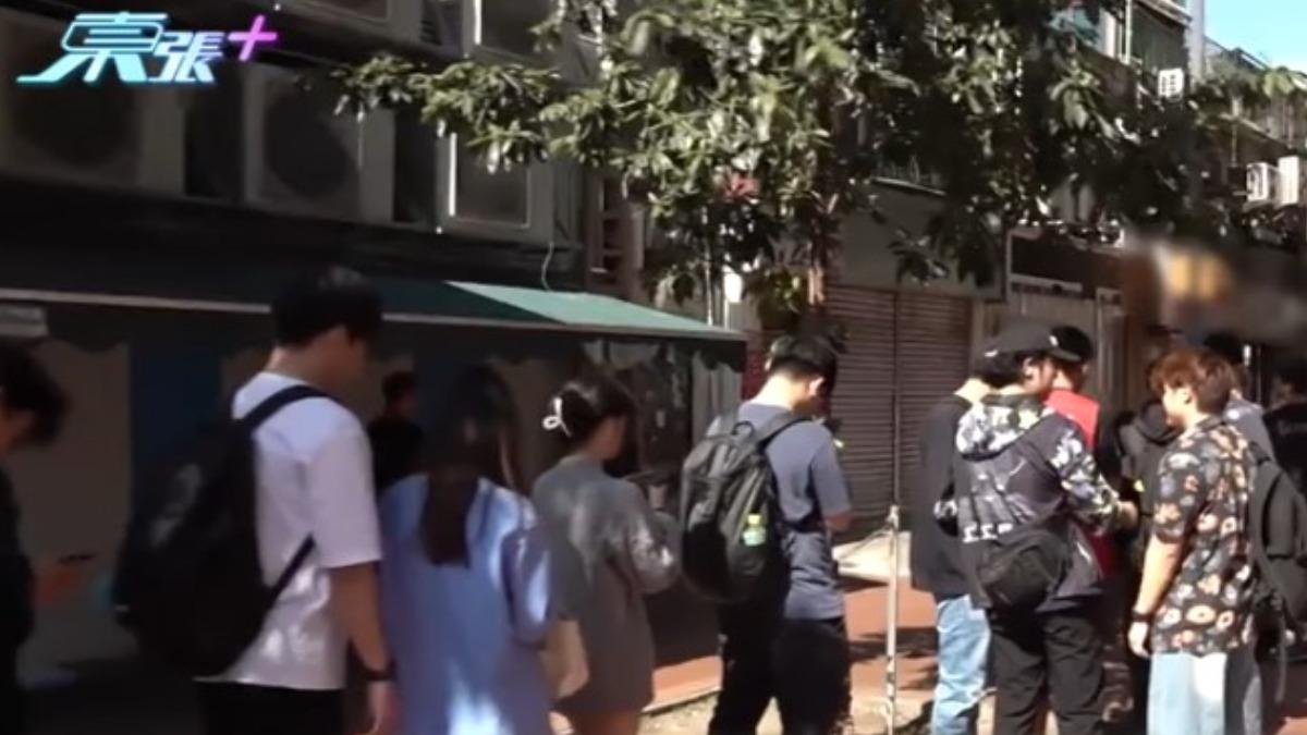 香港最近掀起一股「肉餅熱潮」，店門口大排長龍。 （圖／香港TVB東張西望）