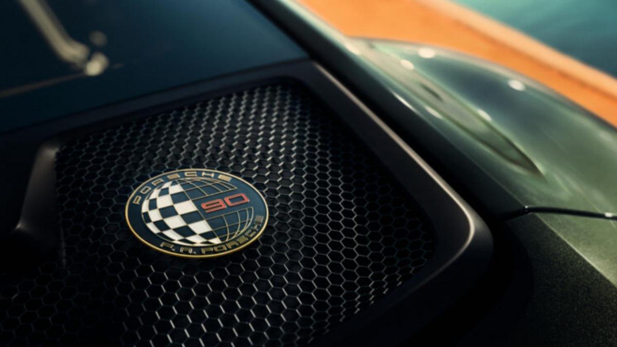 每一輛911 GT3 90 F. A. Porsche都配有專屬識別徽章。（圖／Porsche提供）