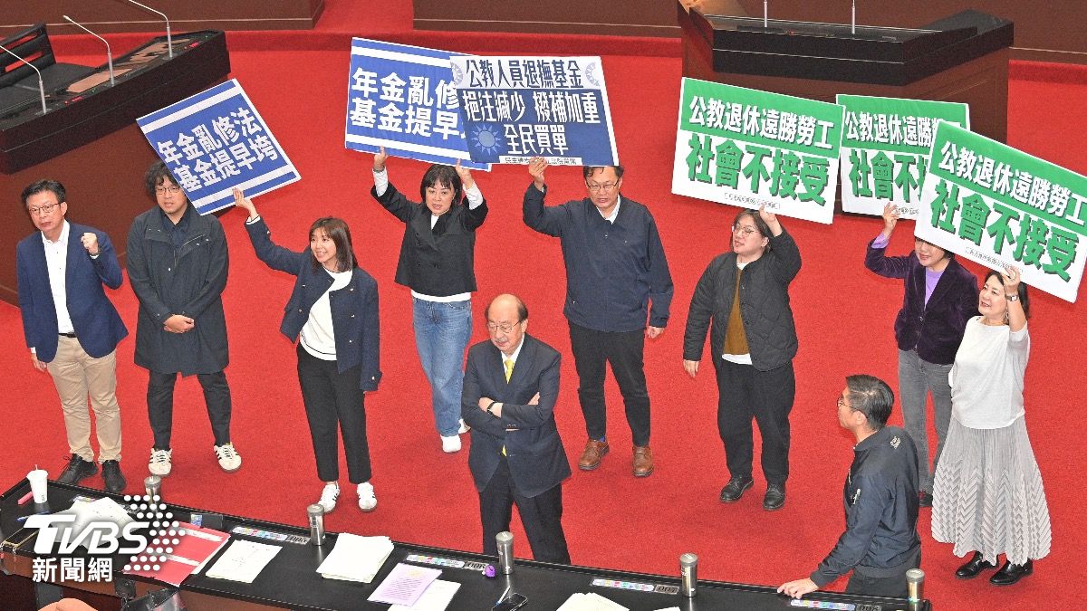 在野反年改闖關成功　綠轟8年改革毀於一旦：每位國民扛3萬