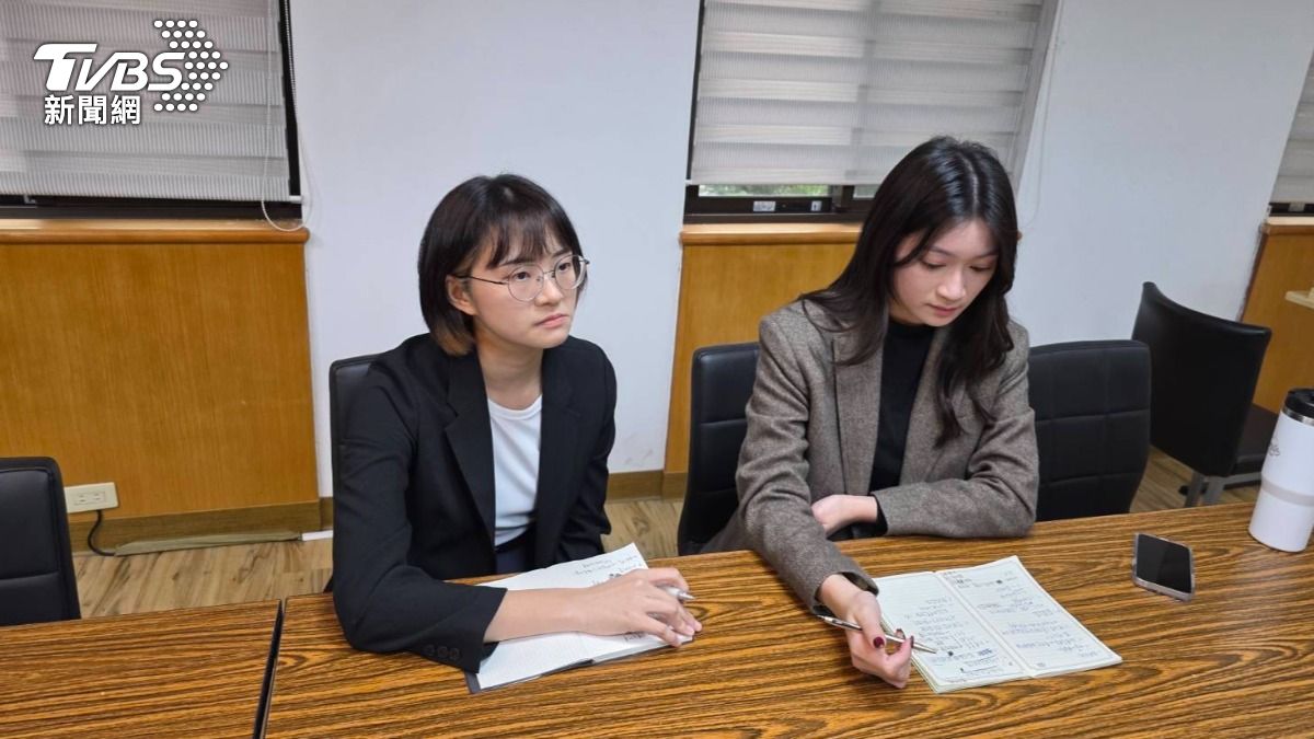 台北地檢署2名檢察官助理，左為戴妤安，右為楊穎蓉。（圖／潘千詩攝）