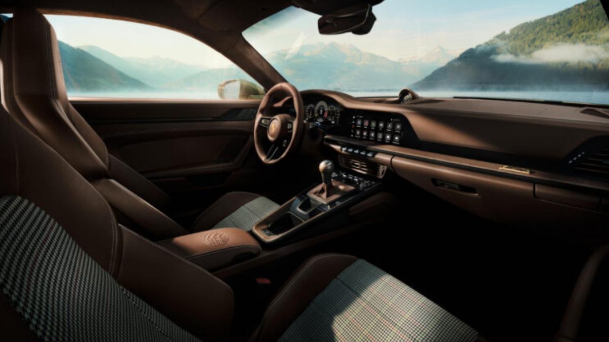 911 GT3 90 F. A. Porsche內裝汲取F. A. Porsche最喜歡的格紋圖案。（圖／Porsche提供）