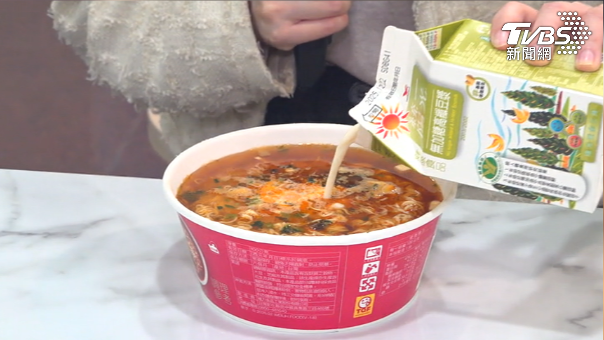 麻辣燙泡麵加上無糖豆漿,網友說像麻奶鍋or豚骨味湯頭。(圖片來源/TVBS)