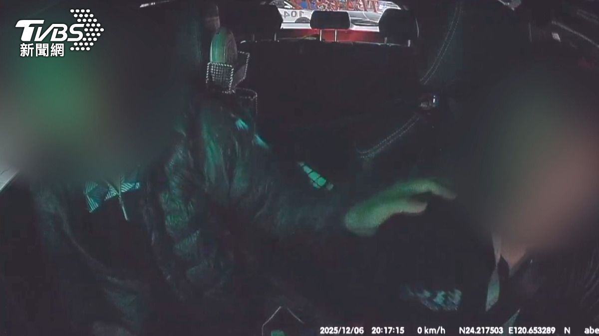 蘇姓小隊長以報路為由坐在副駕駛座,上車後就散發濃烈酒味 。(圖/民眾提供)