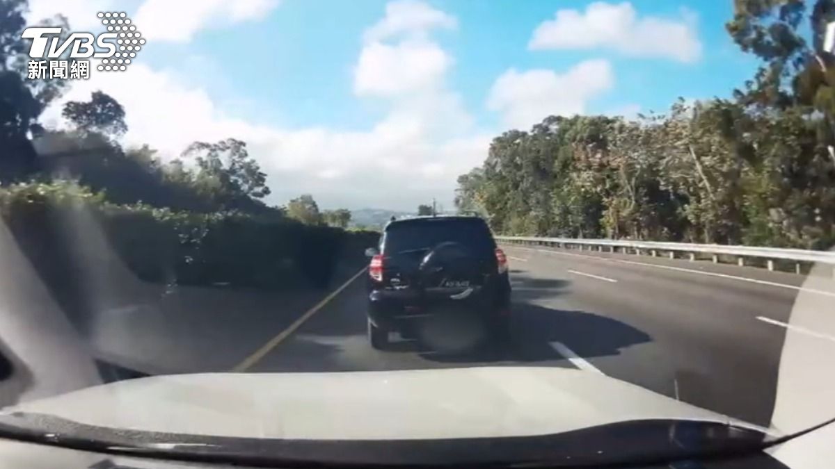 控國道上遭惡意蛇行逼車,頻蛇行跨三車道。(圖/TVBS)