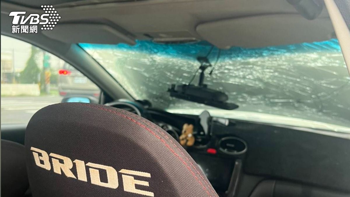 擋風玻璃碎裂成蜘蛛網狀後,林先生立即將車停在路邊,聯絡拖吊服務。(圖/民眾提供)