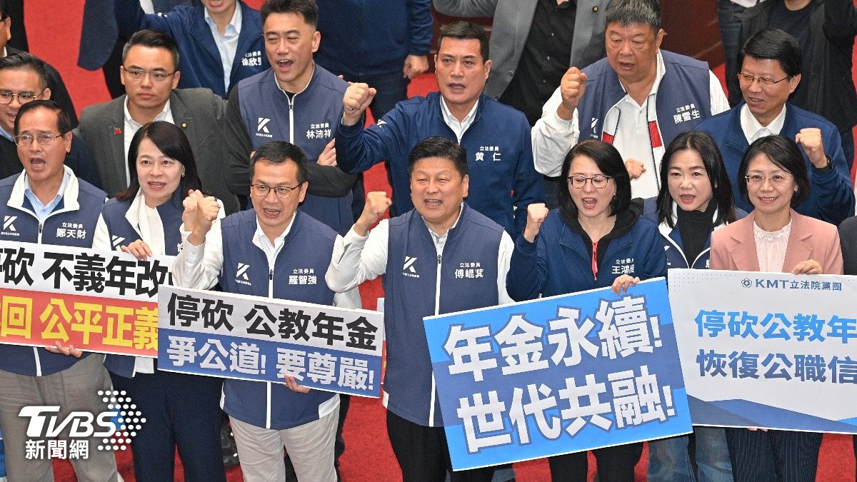 國民黨團推動反年改，今三讀通過。（圖／胡瑞麒攝）