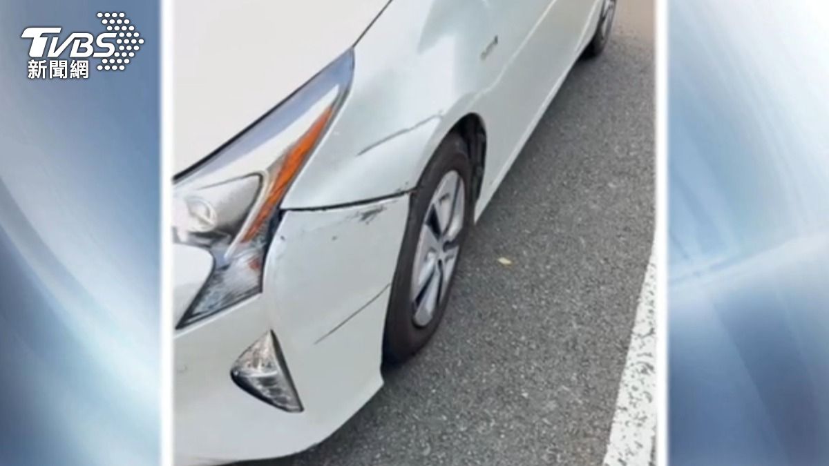 追撞車禍造成車頭毀損。(圖/TVBS)