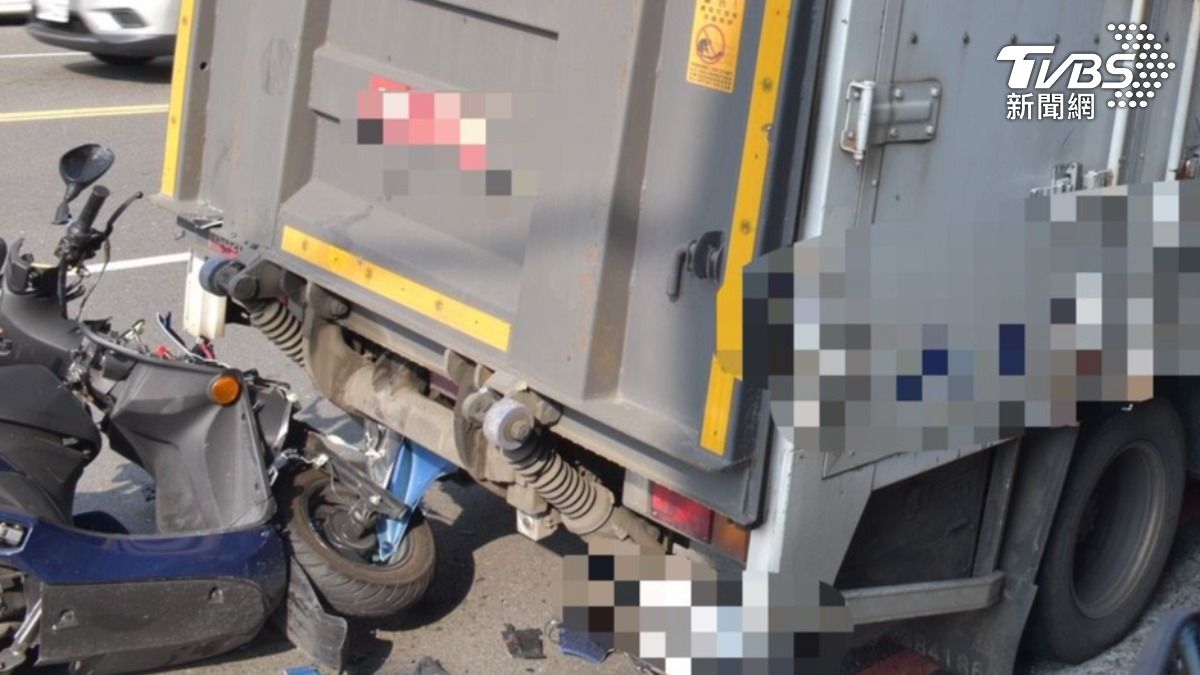 員警騎乘的機車嚴重變形,卡在貨車後方,從警逾30年的張姓巡佐不幸身亡。(圖/TVBS)