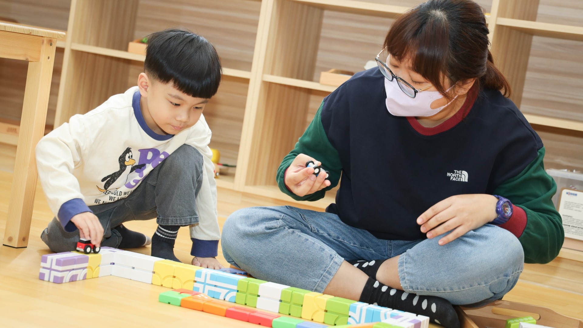 ▲面對氣候炎熱或雨天時幼兒無法前往戶外,親子館成為家長的重要依靠。(圖片來源:臺中市政府社會局)