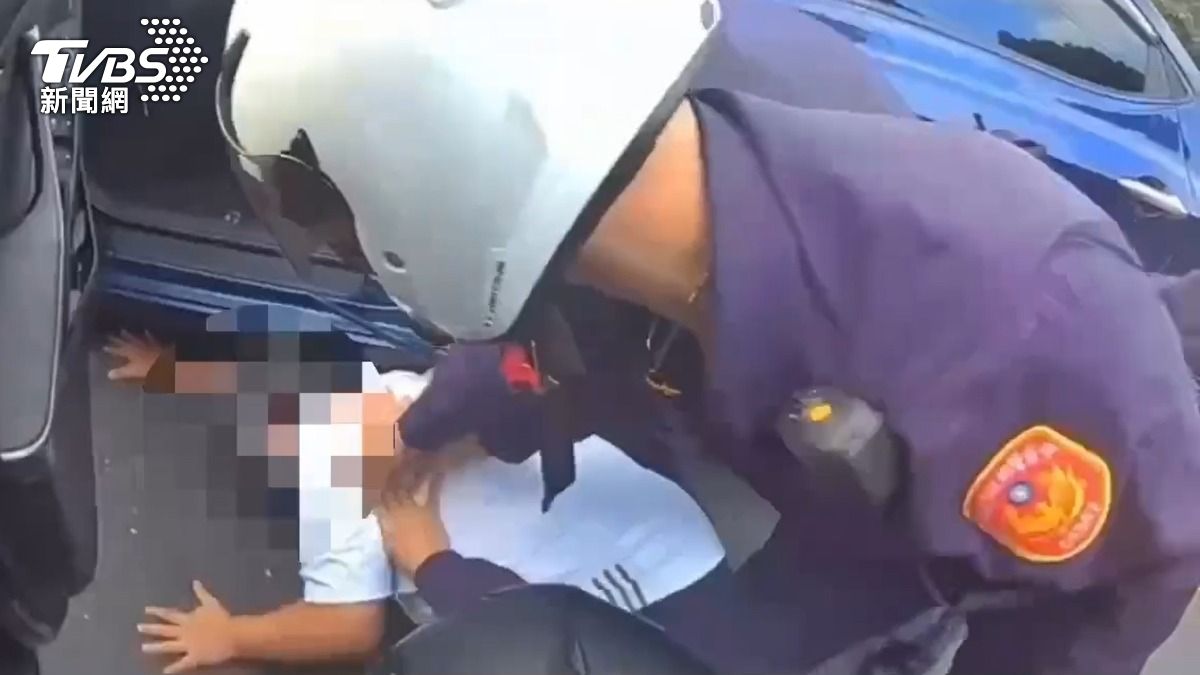 警方圍捕毒品通緝犯。(圖/TVBS)