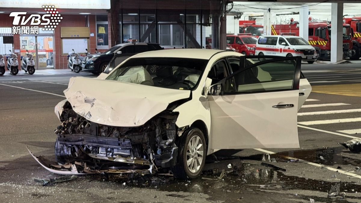 車禍地點就在消防隊前方,受傷的黃姓女子立即被送往醫院救治。(圖/TVBS)