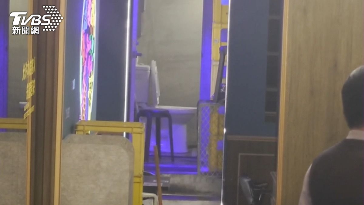 當時現場濃煙密布,店外有不少圍觀民眾。(圖/TVBS)