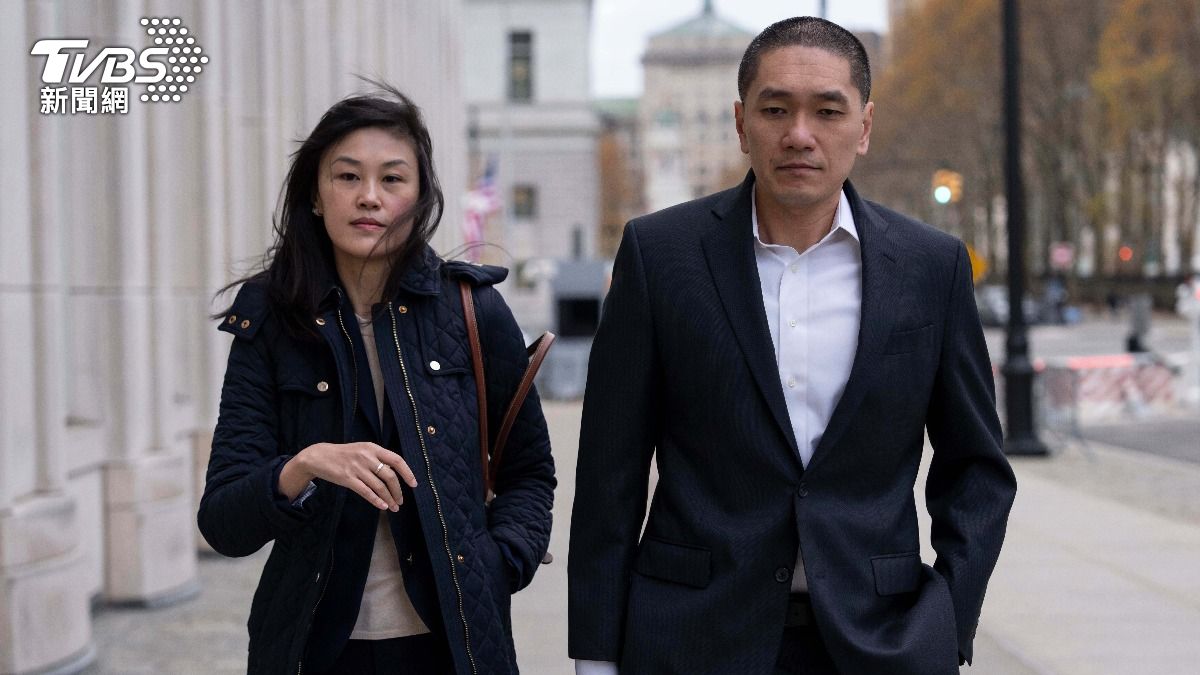 前紐約州長幕僚孫雯被控擔任中國代理人及詐欺等案，今天進入陪審團審議。11月13日孫雯和她的丈夫現身布魯克林聯邦法院。（圖／達志影像美聯社）