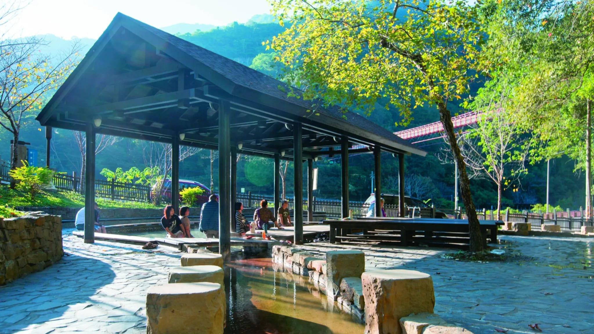 清泉溫泉（又稱將軍湯泡腳池）位於張學良故居園區內，是最具故事性的免費泡腳景點。（圖／翻攝自桃園觀光導覽網）