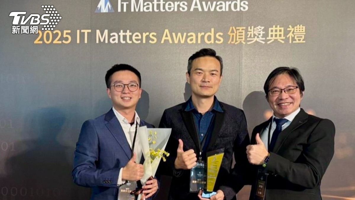 桃園智能路燈勇奪2025 IT Matters數位轉型大獎(圖/桃園市工務局)