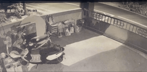 賓士車撞民宅圍牆。(圖/TVBS)