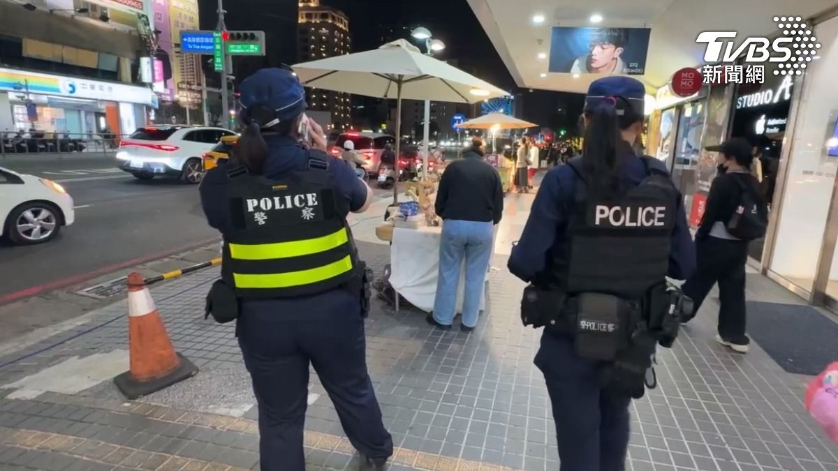 警方到場取締攤販，這裡是中央公園對面的商場騎樓，一整排的攤商，已經繳錢給主辦單位，卻被告知違規設攤（圖／TVBS）