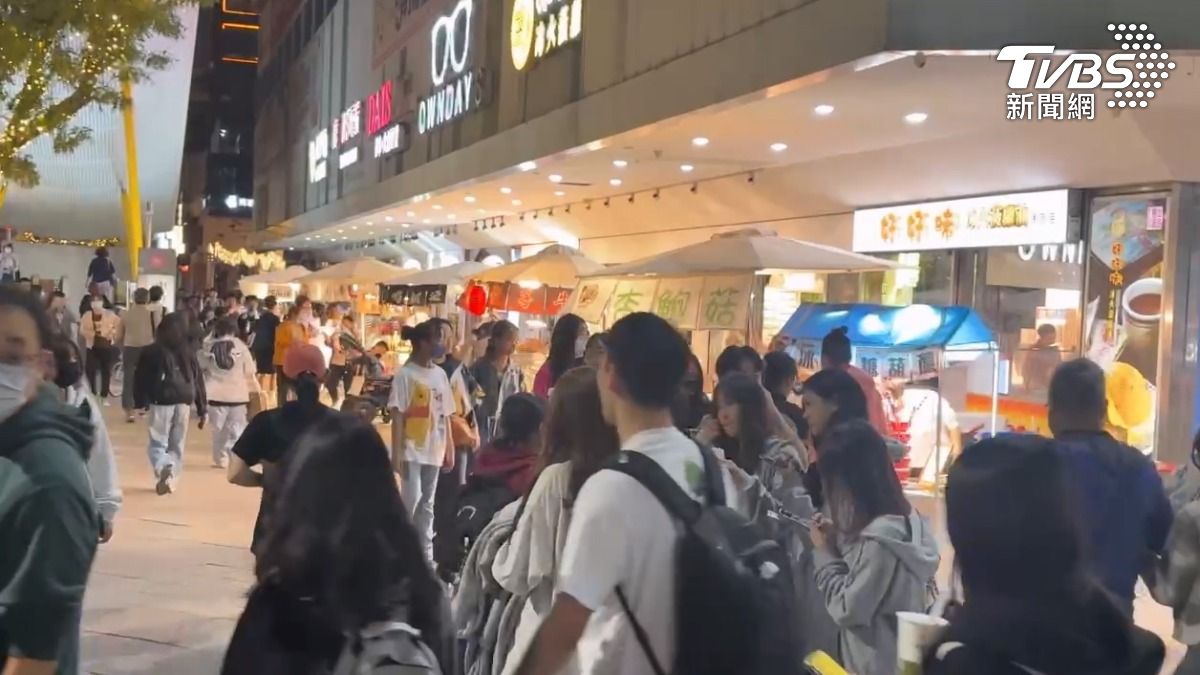 業者招攬攤販在知名商場開設市集，警方到場取締攤販，原來是沒有申請擺攤許可證，結果攤商成了最大受害者（圖／TVBS）
