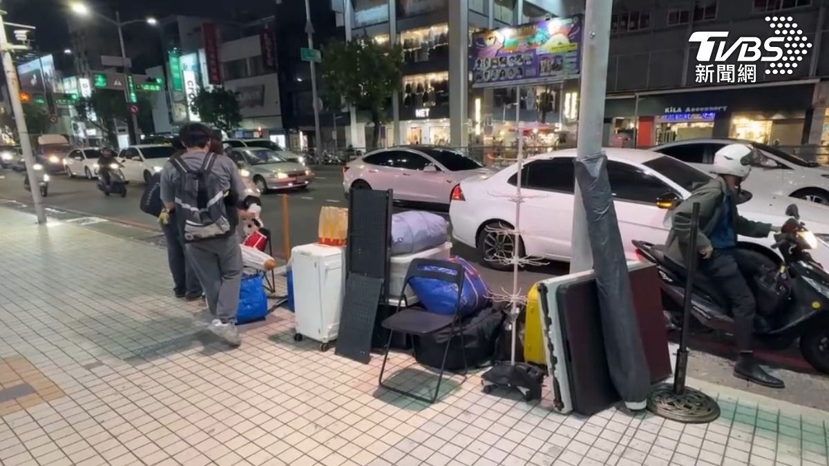 攤販們無奈乖乖收攤，才剛擺1~2個小時就開始收拾，不過罰單還是照吞，結果攤商哀嘆，真的浪費人力時間還虧錢（圖／TVBS）