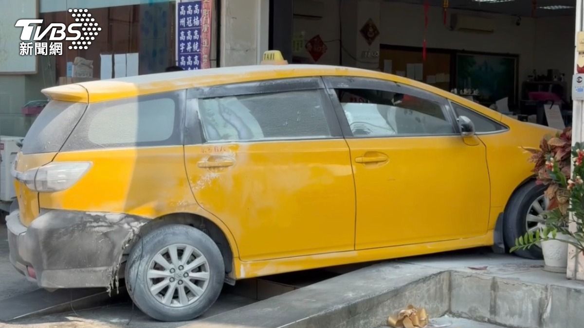 有片／燒車暴衝瞬間曝！高雄運將一原因遭取消靠行　自焚恨撞車行
