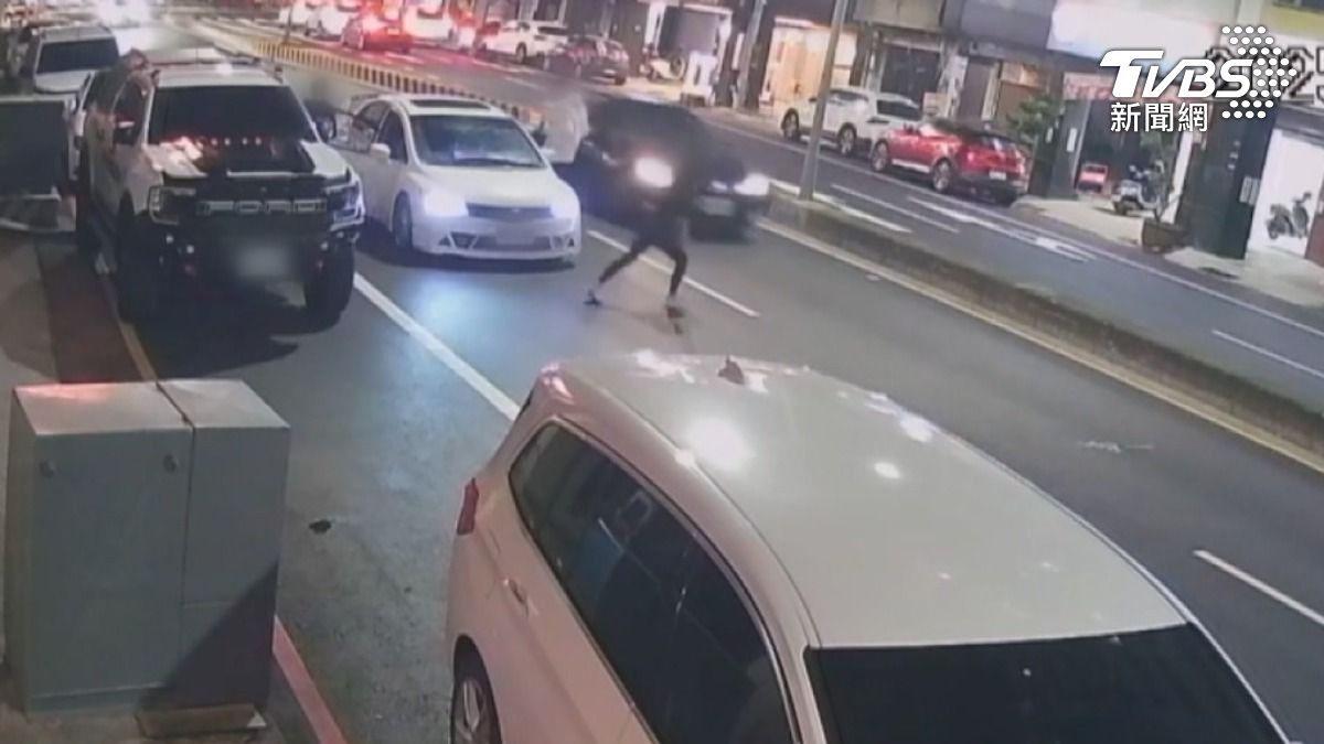 白車駕駛看到類似碰瓷就也不太想理她，女子看一旁有來車直接撲上，被擦撞倒地，對方嚇到馬上下車察看（圖／TVBS）