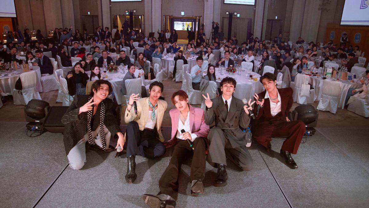 FEniX演唱新歌〈我就是無法失去你〉。（圖／DJB提供）