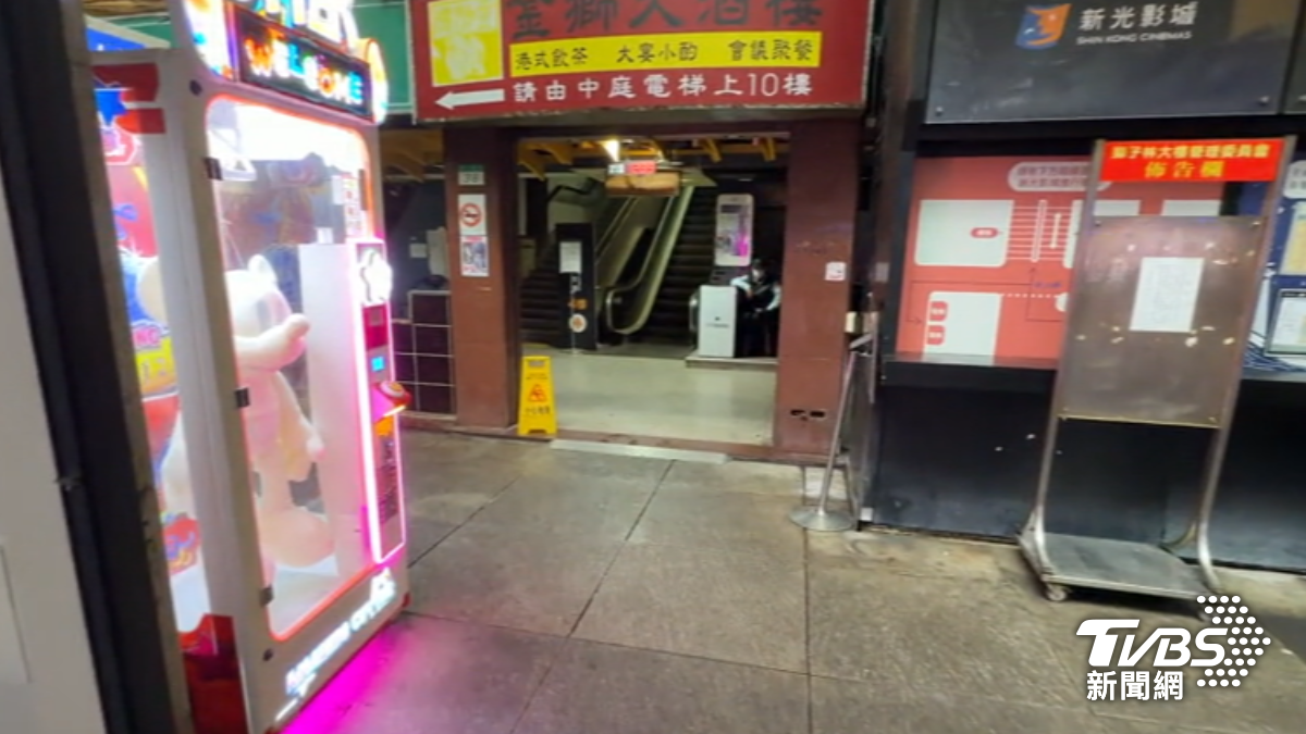 獅子林大樓大門開放,遭竊賊盯上闖入。(圖/TVBS)
