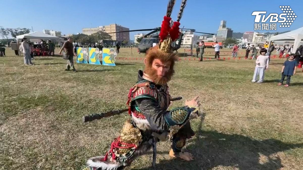 除了軍事迷看門道,還有Coser打扮成悟空前來合影,趁機不少人也來看熱鬧(圖/TVBS)