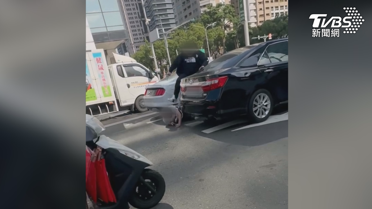 黑衣男被打後,像是被打開開關一樣一度失控,先是撂倒白衣男,接著又打又踹(圖/民眾提供)