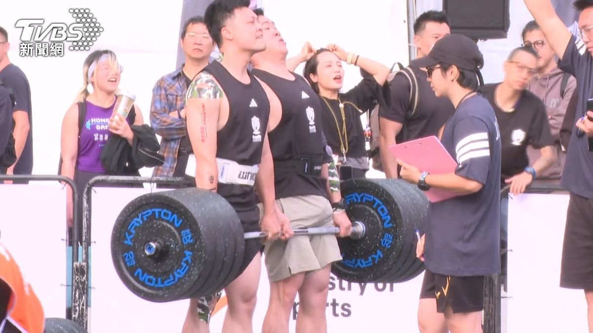 這場展現體能極限的國際賽事以四人一組方式進行,包含硬舉、飛輪、沙包等多項挑戰項目。(圖/TVBS)