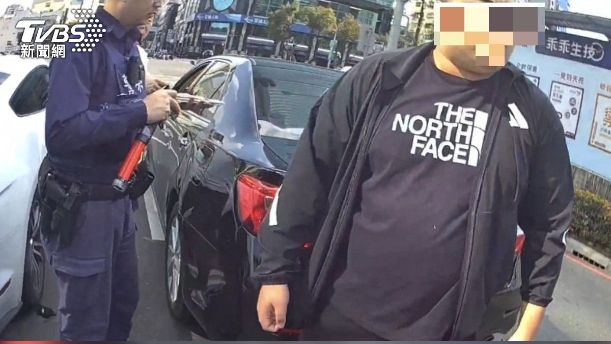 因為按鳴喇叭,2人心中各有不滿在路中演變拳擊賽,警方依社維法分別開罰兩人最高18000元的罰款(圖/TVBS)