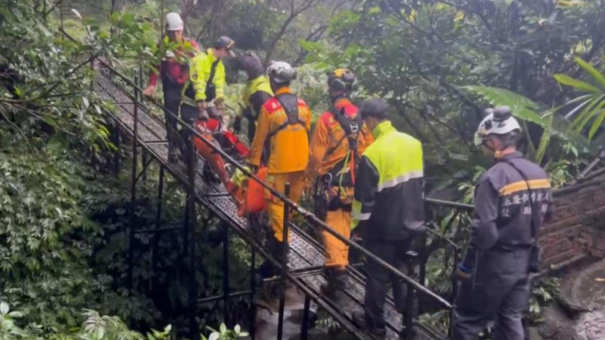 男子獨自登山不慎滑落邊坡，受困2日後獲救。（圖／基隆市議員連恩典提供）