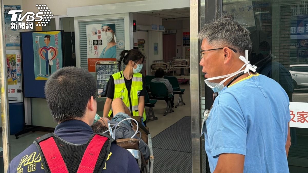 台東馬偕急診室醫師在門外等待自都蘭送來的受困傷者，頻頻詢問消防員受傷情況。（圖／TVBS）