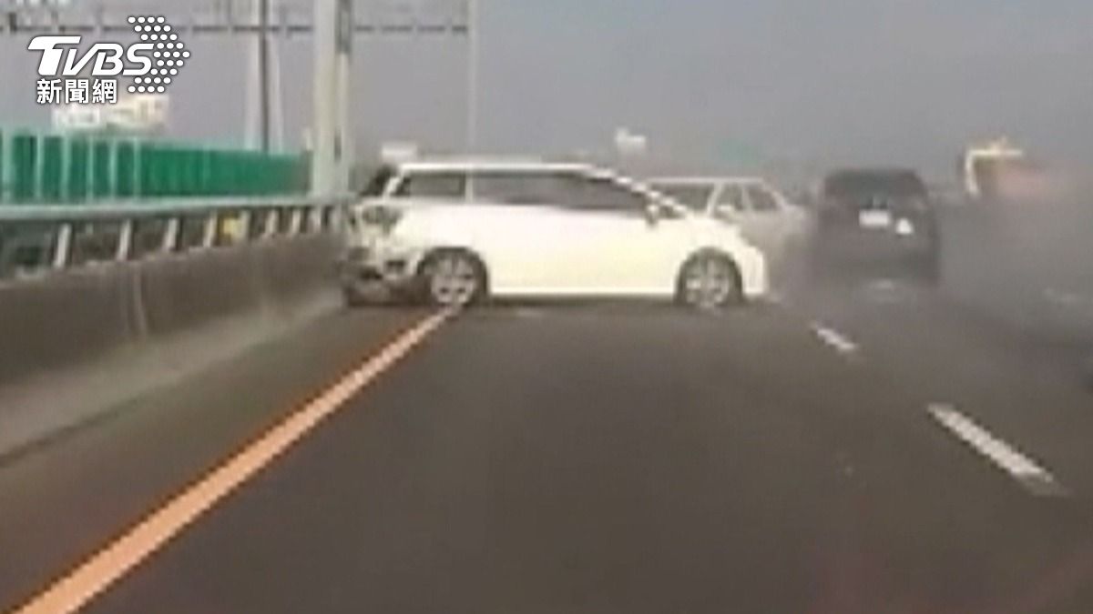 34歲劉姓聯結車駕駛因酒駕並疑似變換車道不當，導致7輛車連環追撞。(圖／TVBS)