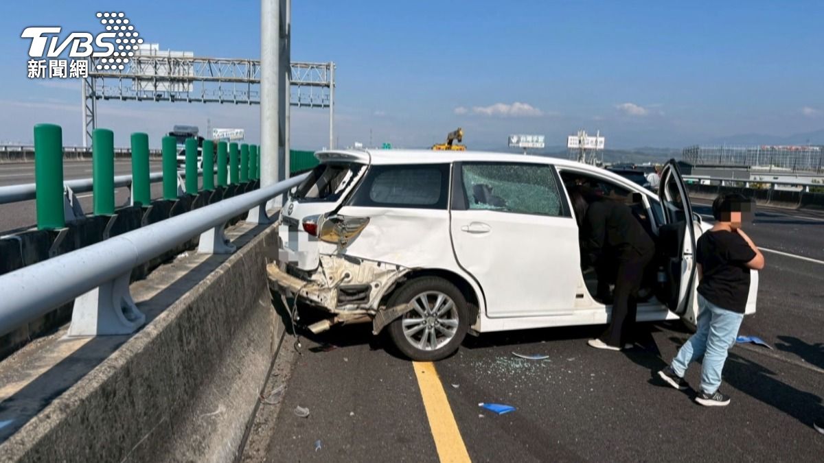 白色休旅車失控旋轉了半圈，打橫往後撞擊。(圖／TVBS)