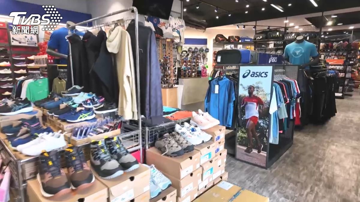 鹿港20年體育用品店「遭冒名PO文」!騙棒球手套「一折出清」。(圖/TVBS)