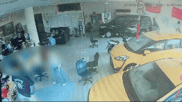 小黃暴衝撞入車行。(圖/TVBS)